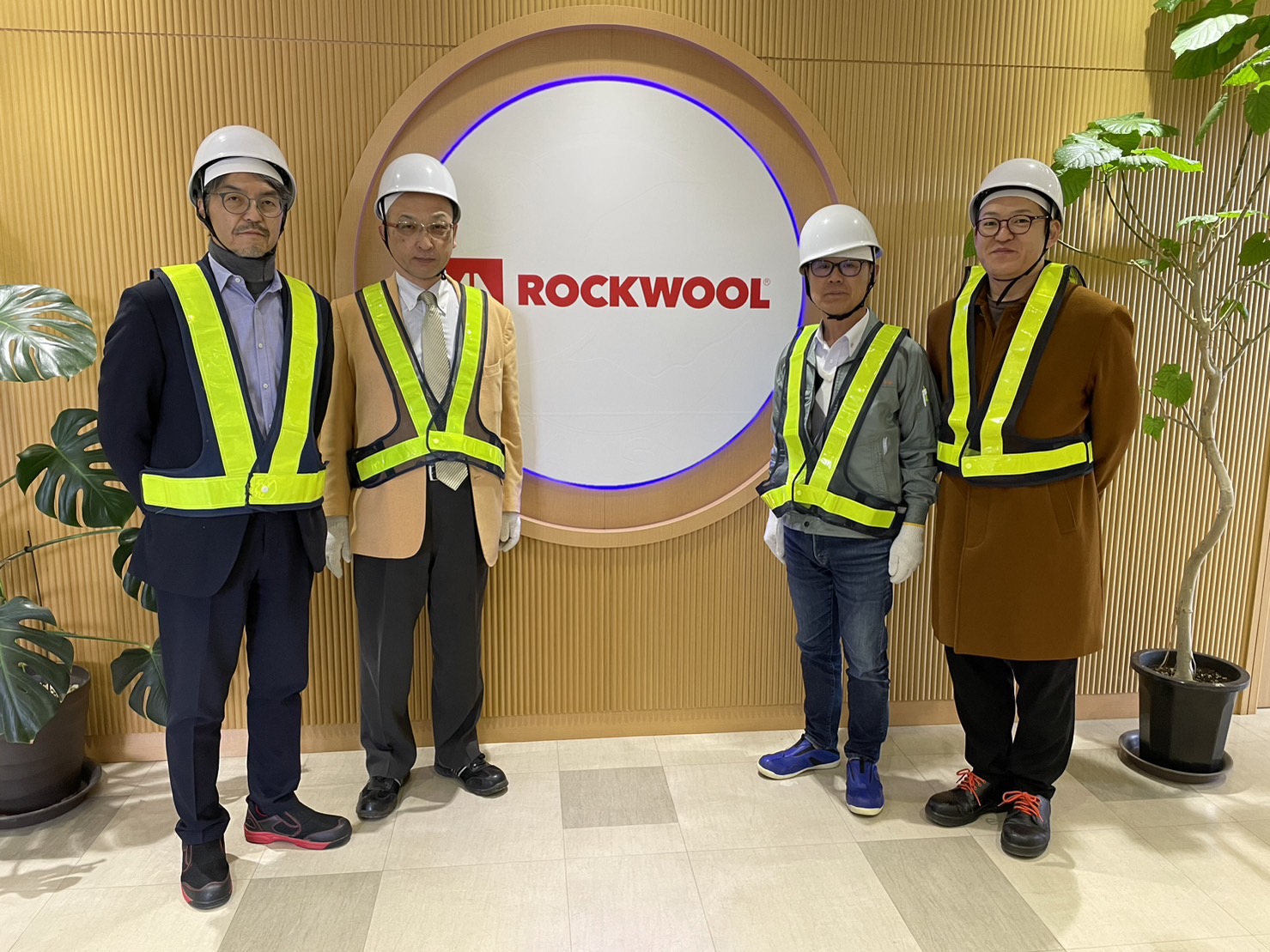 福島県のロックウール社の製造工場を視察した一行の集合写真