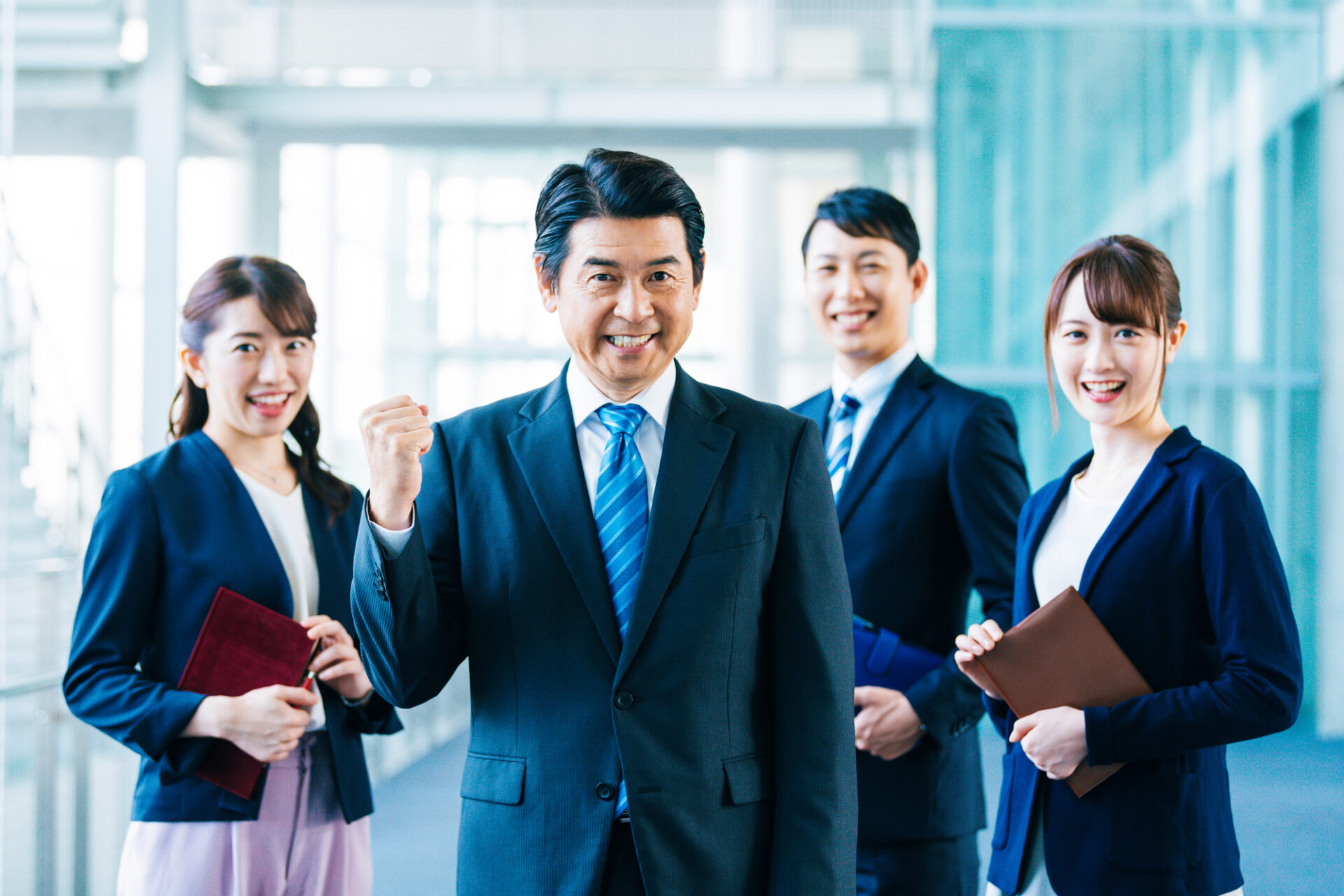 住宅ローンの知識を社内で学ぶ営業社員